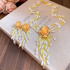 Vintage-Perlenschmuckset mit orangefarbenem Steinanhänger und Quastenohrringen