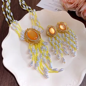 Elegantes Schmuckset aus Perlen und Strass mit Wassertropfen-Anhänger und Ohrringen.
