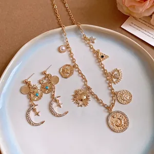 Élégant ensemble collier et boucles d'oreilles célestes en or avec motifs soleil lune