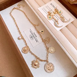 Élégant collier doré de style français avec pendentifs lune et étoile en strass