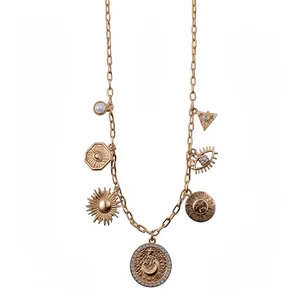 Élégant collier à breloques doré de style français avec pendentifs étoile lune et œil