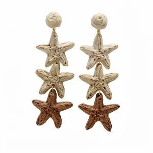 Élégantes boucles d'oreilles étoiles de mer tressées crème et marron pour la plage