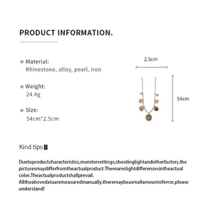 Vue détaillée du collier avec pendentifs en strass montrant les dimensions du produit.