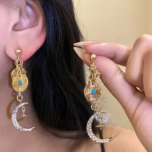 Boucles d'oreilles dorées de style vintage français avec breloques célestes et diamants