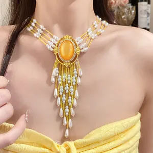 Nahaufnahme eines luxuriösen mehrlagigen Perlen-Chokers mit orangefarbenem Edelstein