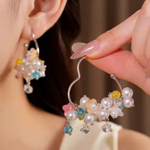 Elegante süße florale Perlenohrringe mit Silbernadeln für Damen im Cluster-Design