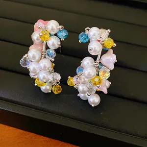 Exquisite Nahaufnahme bunter Blumen-Ohrringe mit Perlen und wunderschönen facettierten Perlen