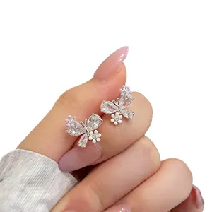 Exquisite Schmetterlingsohrringe mit zarten Blumen und funkelnden Zirkonia-Steinen