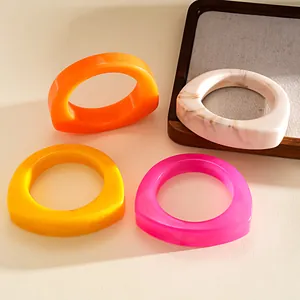 Klobige, unregelmäßige geometrische Resingehäuse-Armbänder in bunten Dopamin-Farben