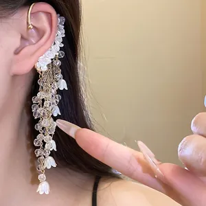 Französischer Vintage-Ohrclip mit Blumen-Quasten, Perlen und Kristallen