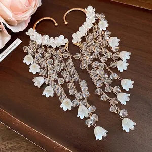 Elegante französische Retro-Blumen-Quasten-Ohrhaken mit kristallartigen Perlen