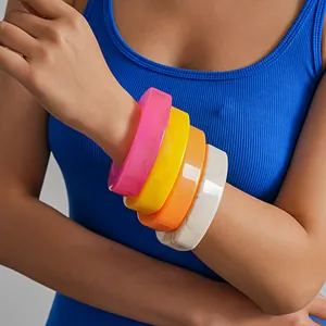 Set mit vier bunten, klobigen Harzarmreifen im unregelmäßigen geometrischen Dopamin-Stil