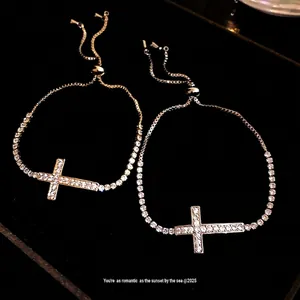 Bracciali a croce vintage in oro e argento con zirconi su sfondo di velluto nero