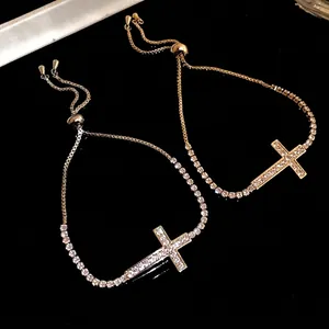 Eleganti bracciali a croce in oro e argento con brillanti zirconi su sfondo nero lucido