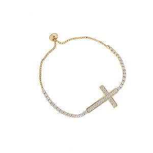 Elegante bracciale a catena regolabile placcato oro con un ciondolo a croce pavé