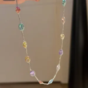 Collier élégant en zircon coloré avec détails délicats en maille argentée pour femmes.