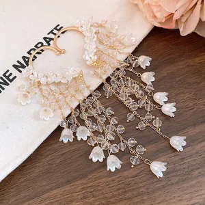 Detailansicht der französischen Retro Perlenblumen Quasten-Ohrklemme mit Goldfinish