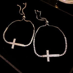 Eleganti bracciali a croce in zirconi regolabili presentati in finiture oro e argento
