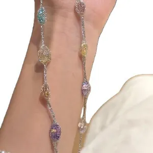 Collier élégant en argent orné de pierres de zircone rondes colorées sur une chaîne fine