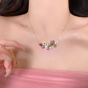 Französisches Design-Halskette mit bunten Glasperlenblüten in Goldoptik