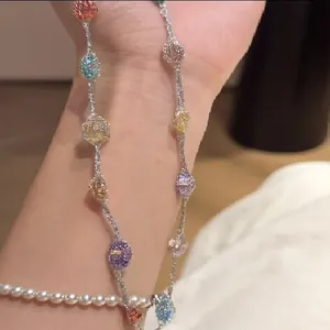 Vue détaillée d'un collier en argent avec des charmes ronds en zircon colorés
