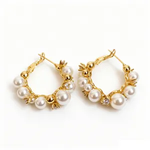 Élégantes boucles d'oreilles créoles dorées à l'or 14k avec perles et zircons fins