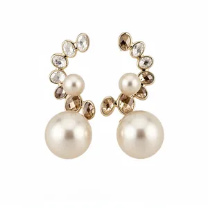 Eleganti orecchini pendenti retrò con perle e cristalli e finitura dorata di lusso