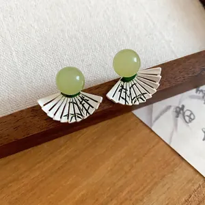 Orecchini stile cinese con perle di giada verde e ventaglio dipinto con bambù.