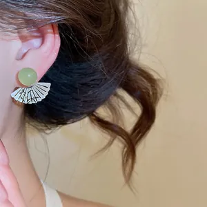 Orecchini vintage a ventaglio in stile cinese con perla di giada verde e bambù