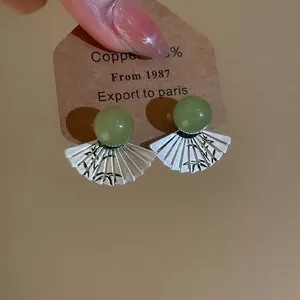Eleganti orecchini a forma di ventaglio in stile cinese con perla verde e motivo bambù