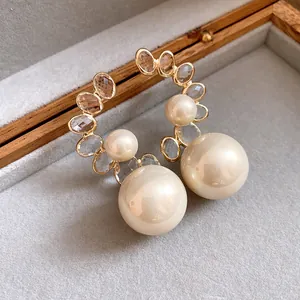 Dettaglio di orecchini a perla vintage con accenti di cristallo in portagioie