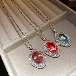 Elegante collar con colgante ovalado de circonita y halo brillante para un look de lujo.
