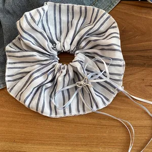 Chouchou en tissu rayé bleu et blanc de style coréen avec nœud argenté et rubans bleus