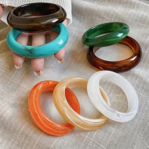 Bracelets géométriques irréguliers en acrylique avec des motifs marbrés colorés