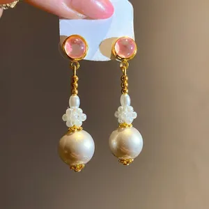 Orecchini pendenti con perle in argento, resina rosa e accenti dorati eleganti