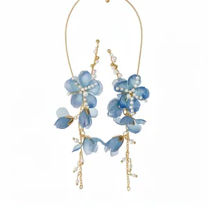 Eleganti orecchini a gancio con fiori in chiffon blu e nappe di perle stile mare.