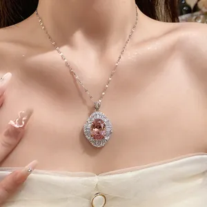 Primer plano de un elegante collar con colgante de circón rosa ovalado usado por una modelo.
