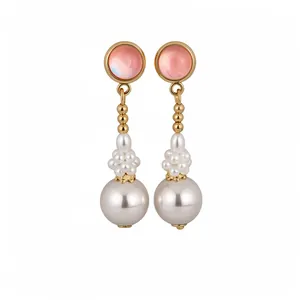 Eleganti orecchini pendenti in resina rosa e perle sintetiche bianche con finitura oro