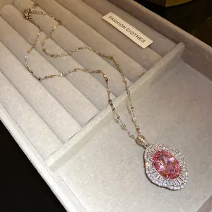 Elegante primer plano de un collar de lujo con colgante de circón rosa óvalo sobre terciopelo