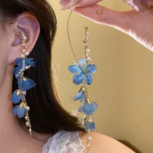 Dettaglio degli orecchini a rampicante con fiori in chiffon blu e perle artificiali