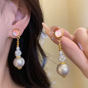 Dettaglio ravvicinato di eleganti orecchini a pendente con perle in resina e argento