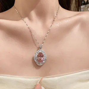 Primer plano del collar de plata de lujo con colgante de circón rosa ovalado