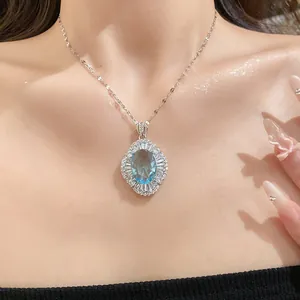 Primer plano de un elegante collar con colgante de circón azul usado por una modelo