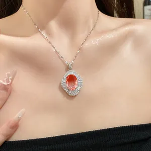 Detalle del elegante collar con colgante de circón naranja óvalo y borde brillante