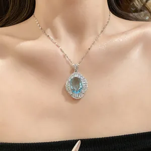 Primer plano de un collar de plata con un gran colgante de circón azul de lujo
