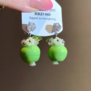 Frische grüne Apfel-Harz-Ohrhänger mit funkelnden Zirkonia und feinen Blumendetails