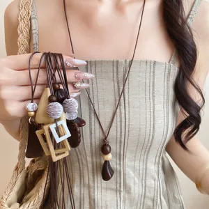 Collier bohème long en cuir avec perles géométriques en résine brune et bois naturel