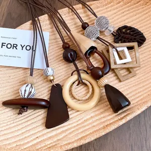 Colliers à pendentif géométrique en bois et résine avec cordon en cuir réglable pour femme.