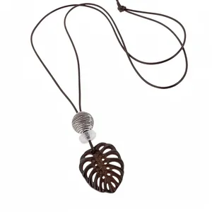 Collier élégant avec pendentif feuille de monstera en résine sur cordon en cuir brun