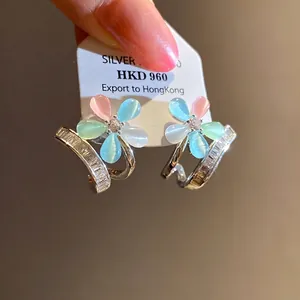 Eleganti orecchini a lobo in argento con fiori in occhio di gatto e dettagli in zircone